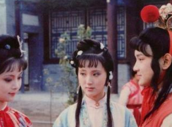 红楼梦宝钗手上的红麝串是怎么来的？