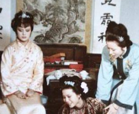 红楼梦中探春和赵姨娘是如何对待王夫人的？有何不同