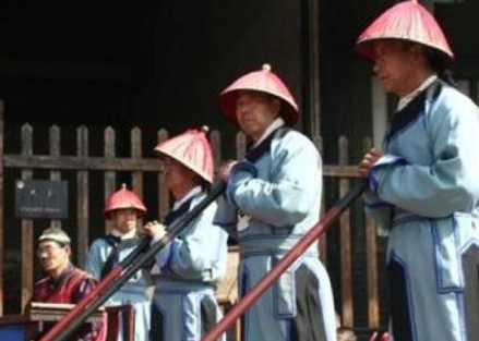 在古代一个县中 古人需要供养多少名衙役
