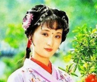 红楼梦中袭人手中的那条大红石榴裙是怎么来的？为何要送给香菱？