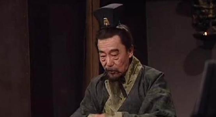 程昱向曹操建议杀死刘备时，郭嘉提出了什么建议？