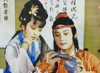 红楼梦中探春和贾环同父异母，为何探春的地位明显高于贾环？