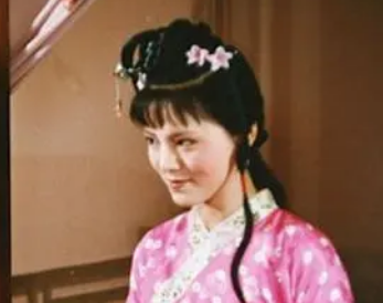 红楼梦中袭人向王夫人打报告前后都发生了什么？