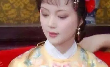 《红楼梦》薛宝钗不爱打扮，为何却戴红麝串？