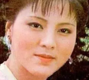 红楼梦中袭人为何不愿赎身，跟着母亲回去？