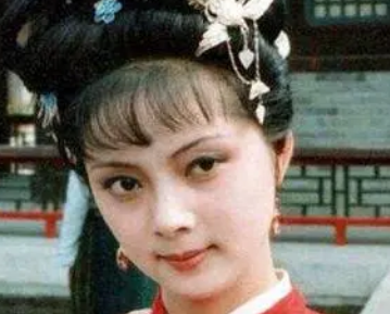 红楼梦中宝钗是如何夸赞贾母的？王夫人又为何为难？