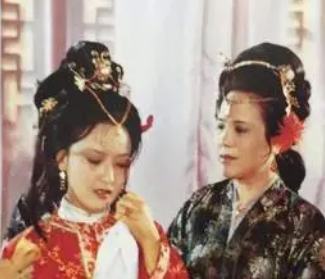 红楼梦中贾母与王熙凤都是如何看待宝钗的？