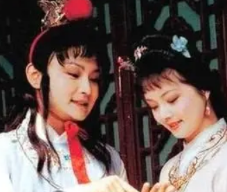 红楼梦中黛玉为何要喝过宝钗已经喝过的茶？