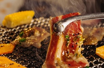 在秦朝，秦始皇一日三餐吃什么呢？