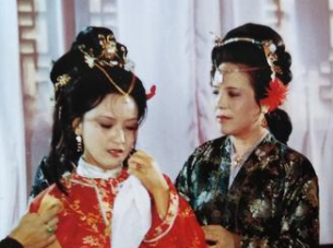 红楼梦中贾母为贾琏纳妾时，王熙凤是什么表现？