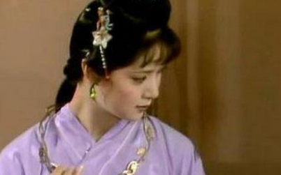 宝钗在怡红院绣鸳鸯和黛玉与宝玉同榻嬉戏有什么本质区别？