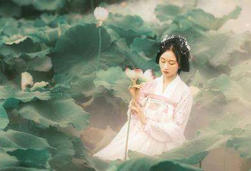 李白的《采莲曲》描绘出了什么样的采莲女？