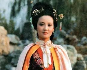 红楼梦中在黛玉进贾府那天，王熙凤迟迟没有出现的原因是什么？