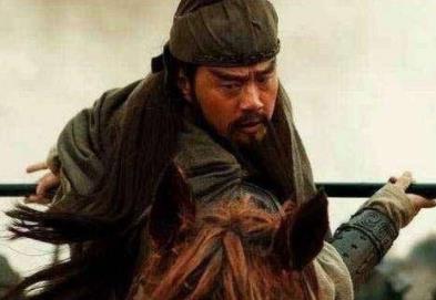 曹操手下猛将如云，为何对关羽那么上心？