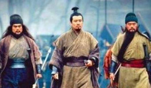 刘备是怎么从卖草鞋的小贩到称帝的？