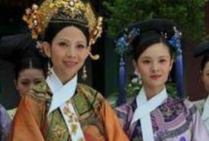 清宫的很多女子为何都带着白领子呢？