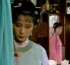 红楼梦晴雯为何会摔坏扇子？又为何敢跟宝玉顶嘴？