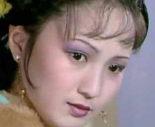 红楼梦坠儿最后会被撵出贾府到底是因为什么事情？