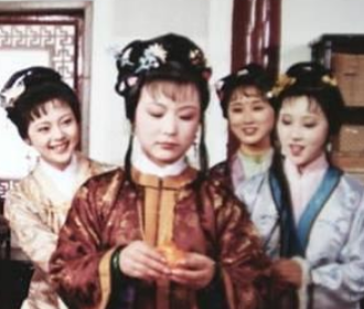 红楼梦中邢忠一家三口来投靠自己时，邢夫人做了什么？