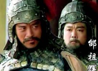 襄樊之战于禁被关羽攻打时，曹仁在做什么？