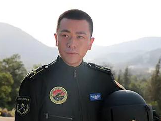 《空中突击》讲的什么故事？国家一级演员为配