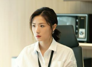 《简言的夏冬》由万茜、朱亚文联合主演，8月24日晚间开始