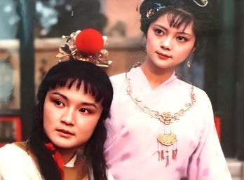 红楼梦中贾宝玉挨打后，林黛玉和薛宝钗的反应截然不同