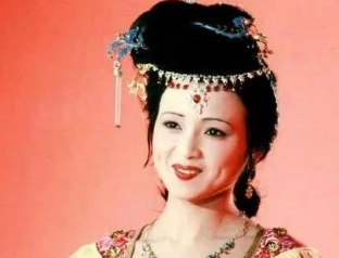 红楼梦中贾家是赫赫有名的公爵府，为什么娶了三个小官之女？