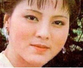 红楼梦中袭人请湘云和宝钗给宝玉做针线活是因为什么？