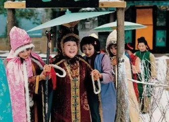 为什么小门小户的孩子娇生惯养，贾府的孩子却胡打海摔呢？