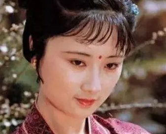 红楼梦中薛宝钗与香菱之间的关系怎么样？