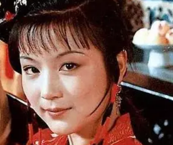 红楼梦中薛姨妈在元宵节宴上为何会搂住湘云？