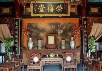 红楼梦中贾府有炕和椅子，坐在哪里表示地位尊贵呢？