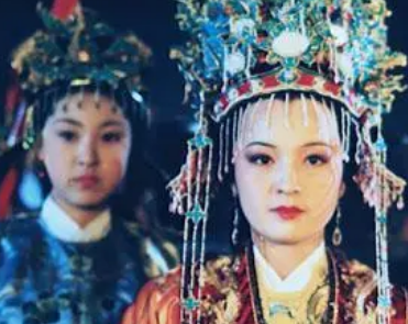 红楼梦中元春的名字有何含义?