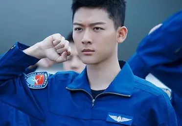 电视剧《勇敢的翅膀》主要讲了什么故事呢？
