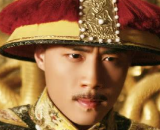 康熙初见乾隆是在何时？他的表现为何会是见即惊爱？