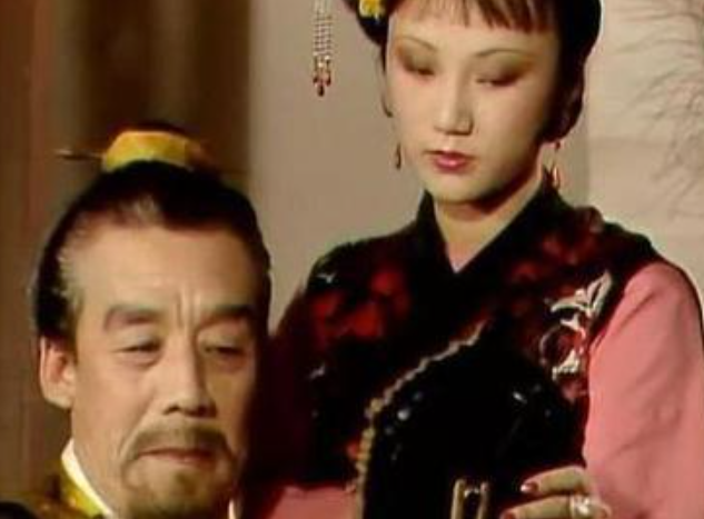 红楼梦中秋桐是什么身份？她为何要羞辱尤二姐？
