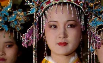 《红楼梦》贾元春这个贵妃当了有拿到什么实际的好处吗？