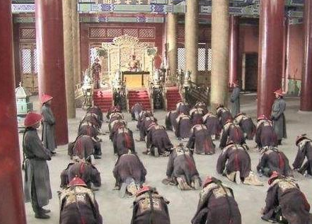 清朝官员在跪拜皇帝时 官员为什么要拍拍袖子
