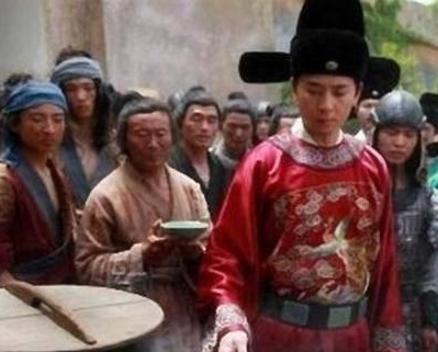 古代一个县有几十万百姓 一个县里边到底有多少官员存在