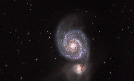 猎犬座星系和银河系哪个大？猎犬座星系大，其直径超过20万光年