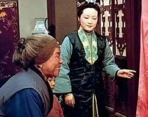 红楼梦黛玉与刘姥姥进贾府后，有什么不一样的表现？