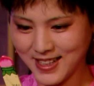 红楼梦袭人在宝玉的生日会上对黛玉做了什么事情？
