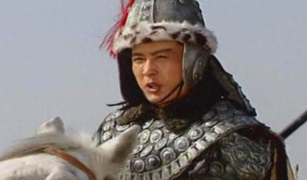 在与马超对战之时，许褚为什么要脱去全身的盔甲？