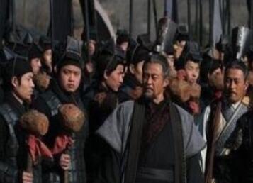 为何秦国的贵族和平民都喜欢黑色的衣服呢？