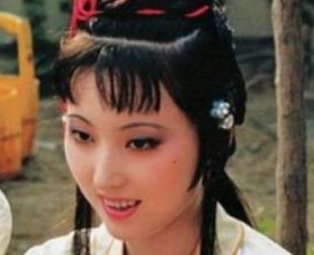红楼梦中黛玉看到宝玉送来的两条旧手帕是什么表现？