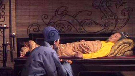 诸葛亮上朝的时候，他为什么要随身带有甲士百人？