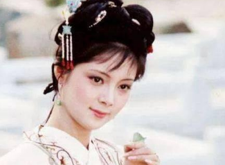 红楼梦中，薛宝钗对贾宝玉生活上的关心远胜于薛蟠