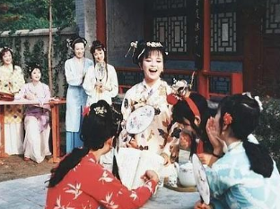 红楼梦中，林黛玉进贾府为什么只带了两个人？