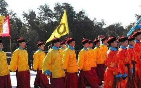 和珅当初拥有20多件黄马褂 这个东西到底有什么特权存在